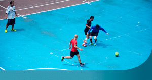Todos nós sabemos que a prática regular de atividade física traz diversos benefícios para a saúde e para o bem-estar, não é mesmo? Mas será que há alguma contraindicação para o exercício esportivo? A prática de esportes é bem-vinda e muitas vezes é um dos principais fatores para a prevenção de patologias e o desenvolvimento do aparelho locomotor. Nosso corpo foi feito para se mexer! Mas até a atividade esportiva deve ser realizada com orientação e cuidado. Muitos dos esportes preferidos no Brasil – futebol, atletismo, vôlei, basquete, dentre outros – exigem bastante dos músculos e ligamentos. A prática dessas atividades, especialmente para pessoas que estão com sobrepeso ou obesas, deve ser realizada com cuidado e sob orientação de profissionais especializados como educadores físicos, fisioterapeutas e ortopedistas. Se você está com excesso de peso e busca entrar em forma, tente atividades com baixo risco de lesão, como os esportes aquáticos. Se você já pratica alguma atividade física e está sentindo dores nos músculos ou articulações, procure logo um médico. O diagnóstico precoce é o principal fator para a recuperação plena do movimento das articulações e do bem-estar do paciente.