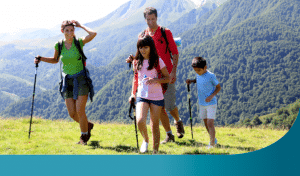 Dezembro chegou e com ele vem o período de férias escolares! Nesse período de muito tempo livre de crianças e adolescentes, os adultos acabam tendo que se desdobrar para realizar atividades com seus filhos. Nessa época do ano, com o verão se aproximando, é muito comum que as atividades ao ar livre sejam as preferidas. As piscinas ficam cheias e as cachoeiras da região voltam a ser procuradas. Contudo, o acesso a elas geralmente é difícil; para encontra-las é preciso enfrentar trilhas acidentadas. A atividade física de caminhar por trilhas – também conhecida como trekking ou enduro a pé – envolve alguns riscos à saúde do aparelho locomotor. Por ter que enfrentar terrenos acidentados, subidas, descidas e até pequenas escaladas, nossos músculos e articulações são colocados à prova o tempo todo. Provocamos impacto repetitivo e sobrecarga nos joelhos, exigimos dos músculos do quadril, além de demandarmos muito equilíbrio para andarmos por caminhos estreitos ou subir e descer de pedras. Os quadríceps e os músculos glúteo médio e mínimo fortalecidos te ajudarão a realizar esse esporte com maior facilidade. Músculos fortes nos membros superiores te auxiliarão a escalar pedras e apoiar-se no chão em descidas muito acidentadas. Tomando alguns cuidados, você previne lesões e aproveita melhor o tempo livre dos filhos!