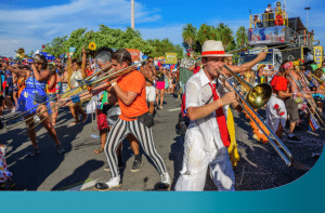 Além de trazer bastante alegria, o carnaval marca o período do ano com maior consumo de bebida alcoólica no país. Os casos de excesso são frequentes e comumente provocam acidentes com quedas. Hospitais e clínicas costumam receber muitos pacientes acidentados, com diversos tipos de lesões musculares, ósseas ou ligamentares.  Mas não é só esse efeito que bebidas alcoólicas podem provocar no nosso aparelho locomotor. 